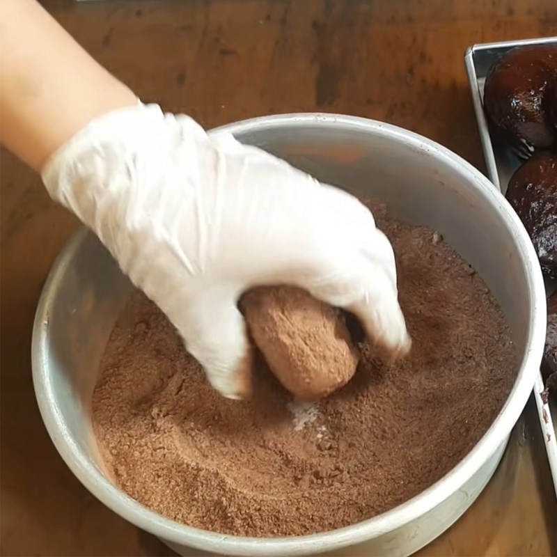 Bước 7 Bơm nhân và phủ socola Bánh donut socola chiên