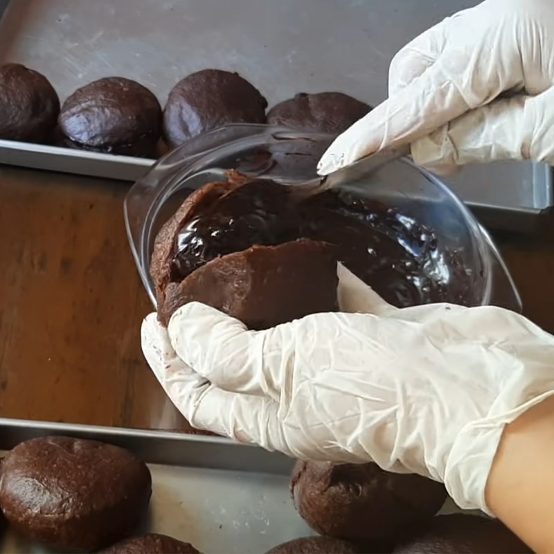 Bước 7 Bơm nhân và phủ socola Bánh donut socola chiên