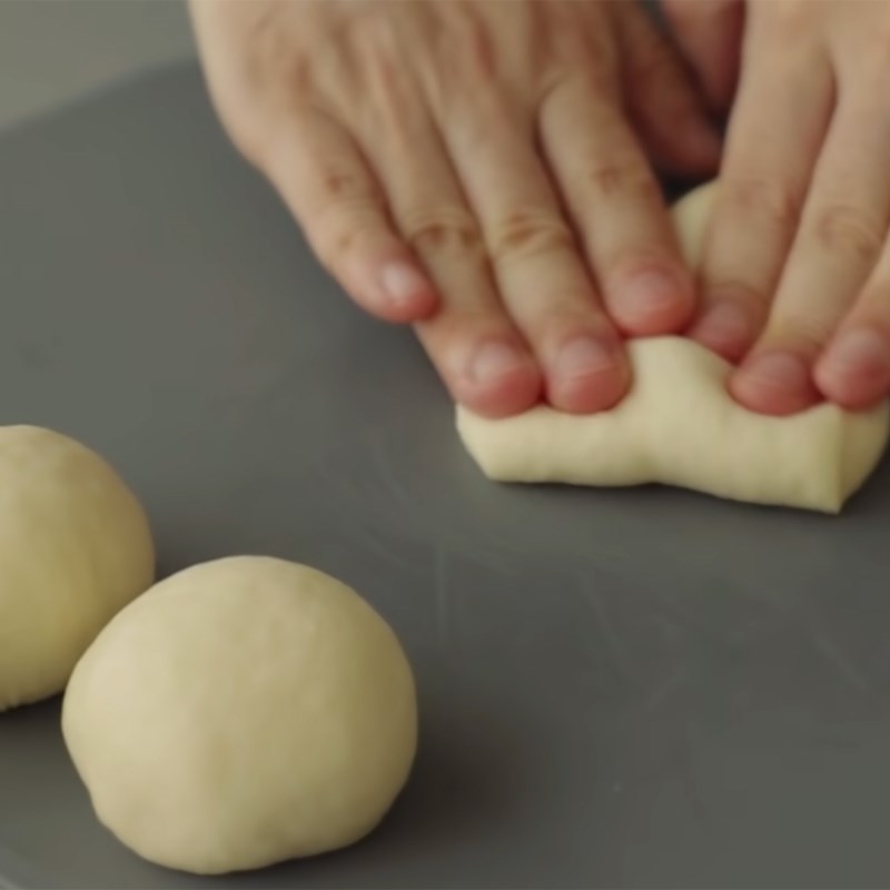 Bước 4 Vê bột và tạo hình bánh Bánh mì phô mai bằng chảo