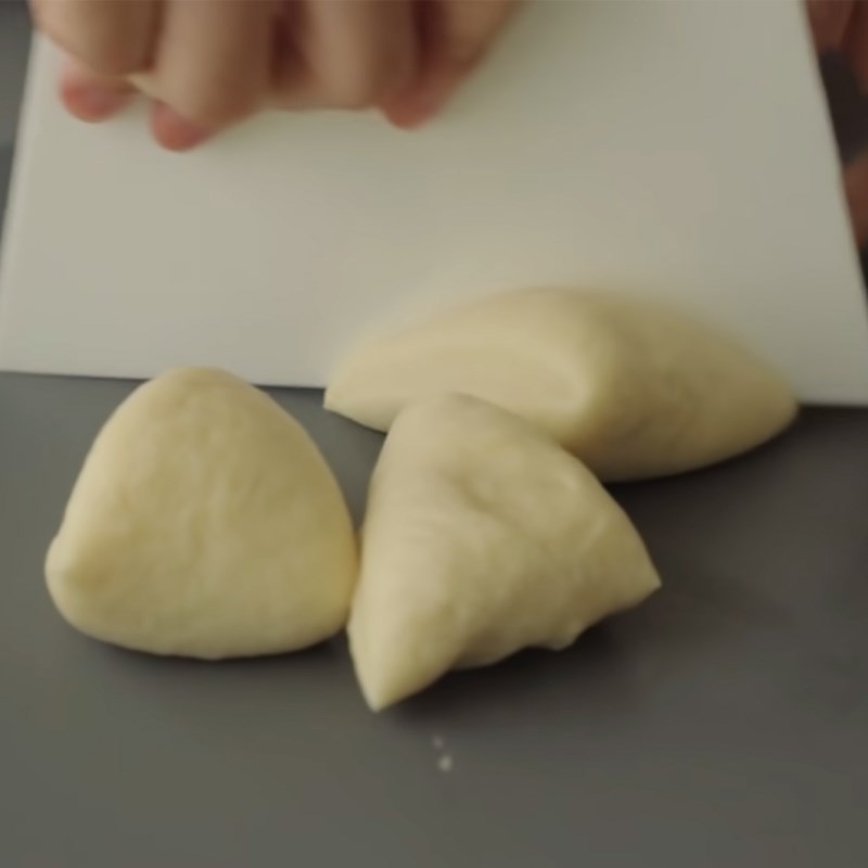 Bước 4 Vê bột và tạo hình bánh Bánh mì phô mai bằng chảo