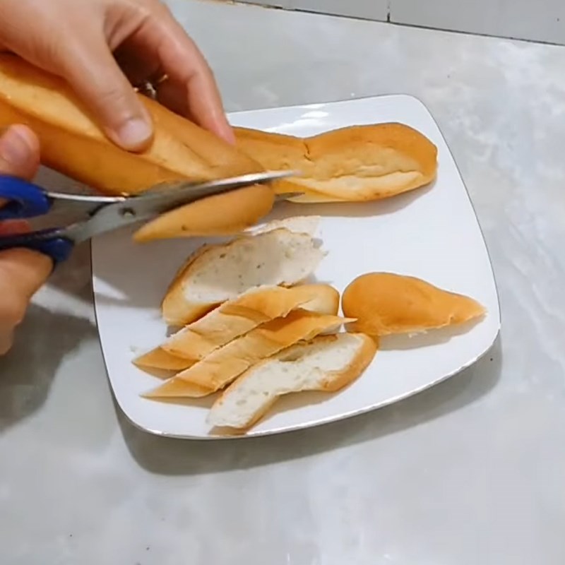 Bước 1 Cắt bánh mì Bánh mì chiên bơ đường