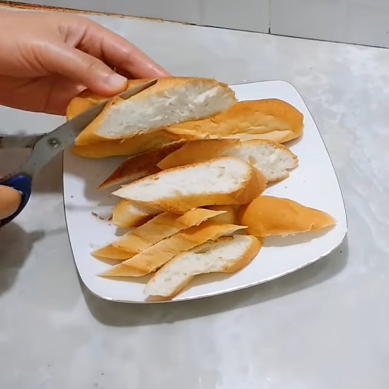 Bước 1 Cắt bánh mì Bánh mì chiên bơ đường