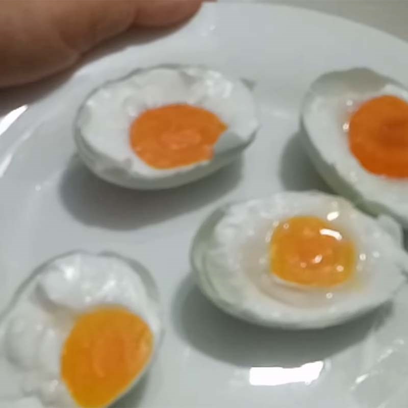 Bước 4 Cắt trứng Cháo trứng muối