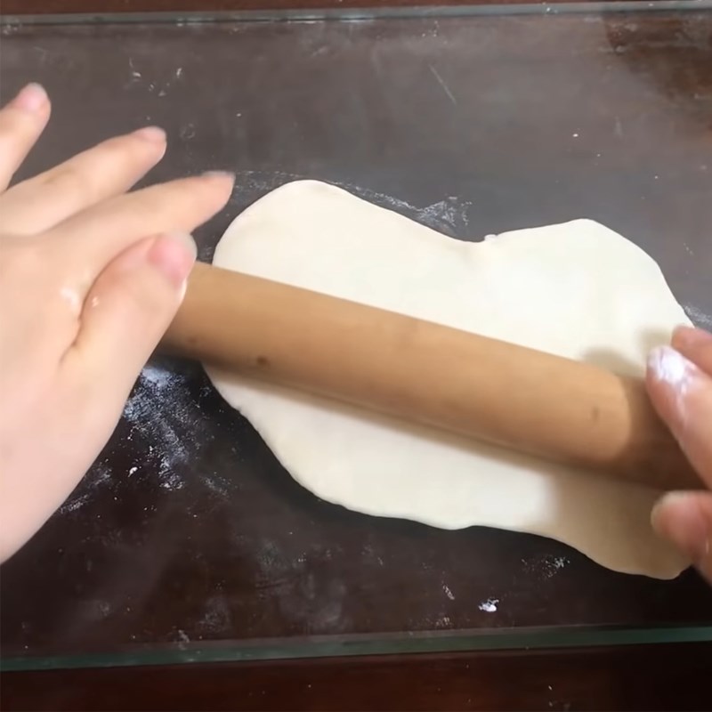 Bước 3 Chia bột và tạo hình bánh mì Bánh mì đặc ruột bằng nồi chiên không dầu