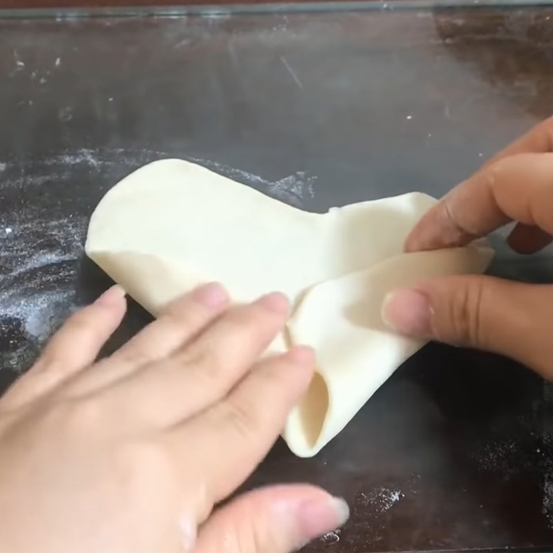 Bước 3 Chia bột và tạo hình bánh mì Bánh mì đặc ruột bằng nồi chiên không dầu