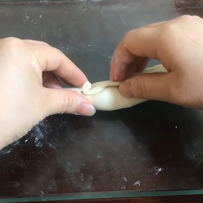 Bước 3 Chia bột và tạo hình bánh mì Bánh mì đặc ruột bằng nồi chiên không dầu