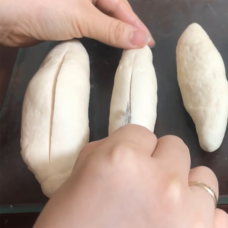 Bước 3 Chia bột và tạo hình bánh mì Bánh mì đặc ruột bằng nồi chiên không dầu