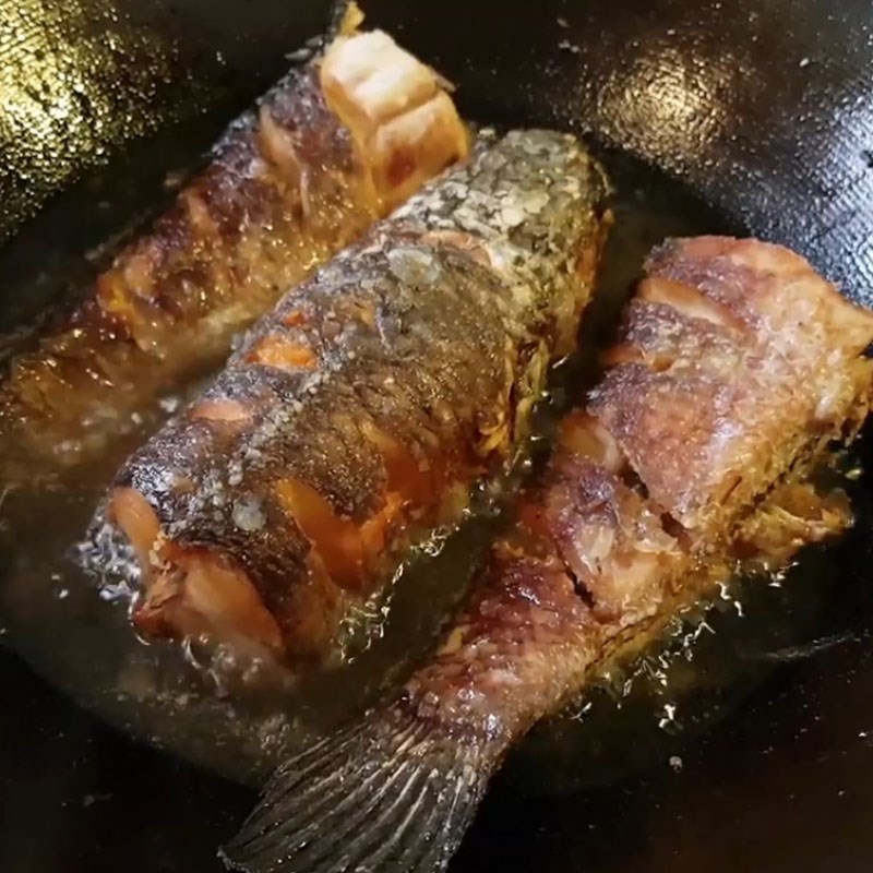 Bước 3 Chiên cá lóc Cá lóc om dưa