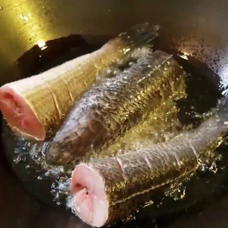 Bước 3 Chiên cá lóc Cá lóc om dưa