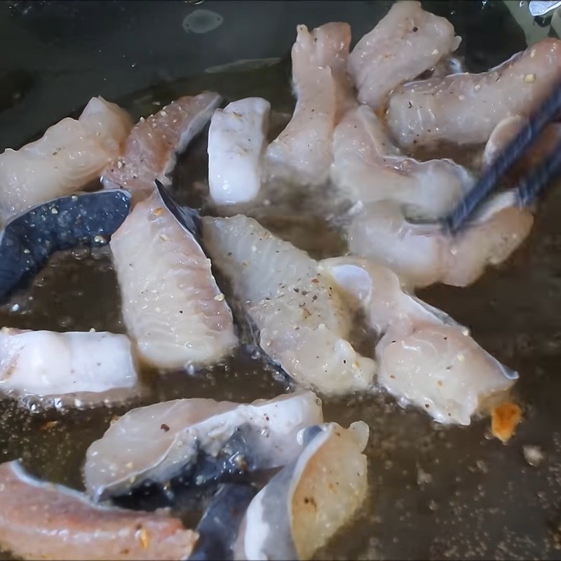 Bước 5 Chiên cá trê Gỏi xoài cá trê kiểu Thái