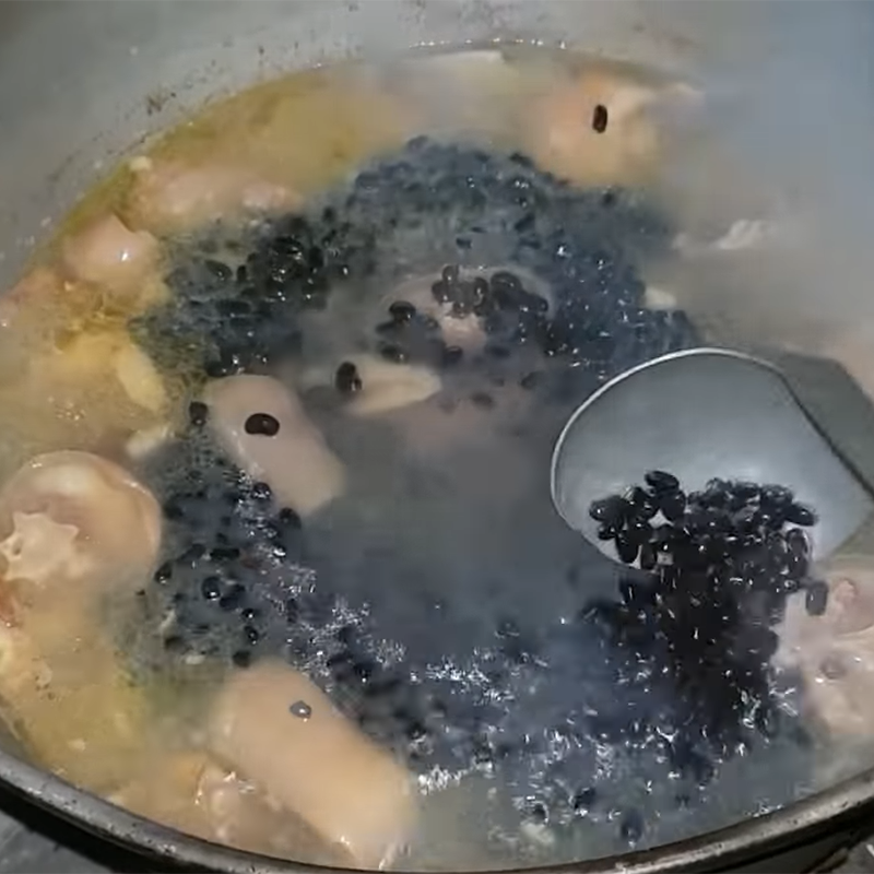 Bước 4 Cho đậu đen vào hầm với đuôi bò Đuôi bò hầm đậu đen