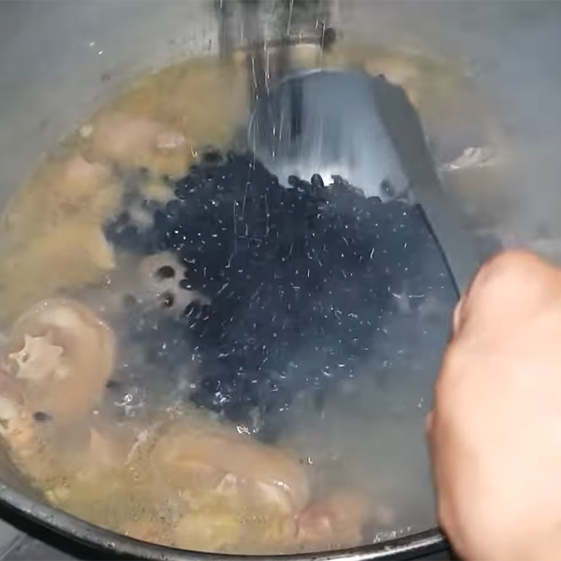 Bước 4 Cho đậu đen vào hầm với đuôi bò Đuôi bò hầm đậu đen