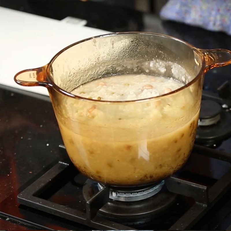 Bước 4 Cho đậu xanh, đậu phộng và gạo vào nấu cháo Cháo đuôi bò