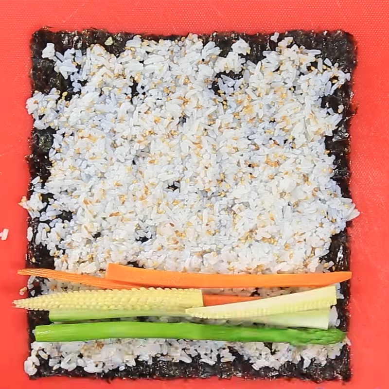 Bước 3 Cuộn cơm Kimbap chay rau củ