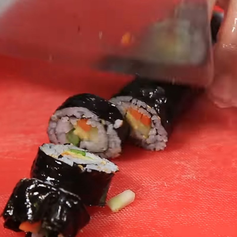 Bước 3 Cuộn cơm Kimbap chay rau củ