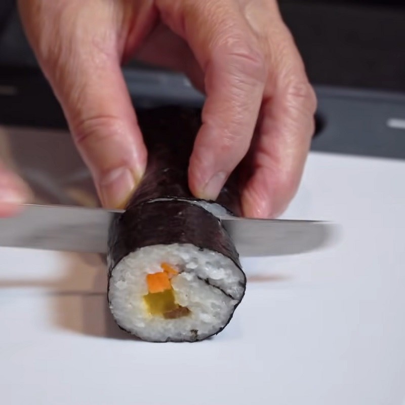 Bước 2 Cuộn cơm Sushi chay ngưu bàng cải chua