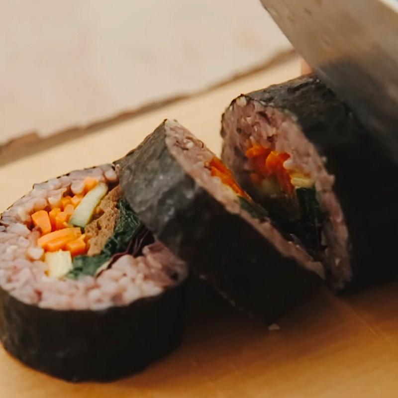 Bước 6 Cuốn kimbap Kimbap chay thịt bò gạo lứt