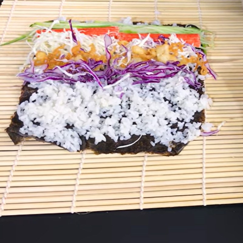 Bước 4 Cuốn sushi Sushi thanh cua bắp cải