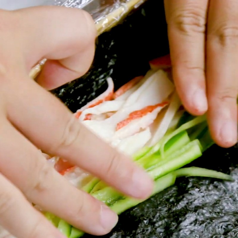 Bước 4 Cuốn sushi Sushi thanh cua