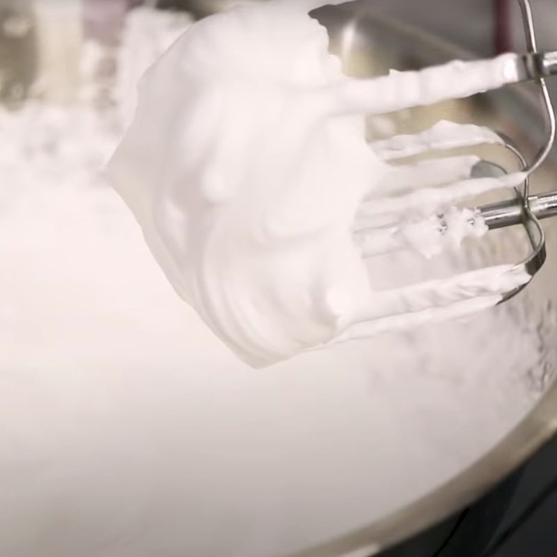 Bước 2 Đánh bông whipping cream Kem mãng cầu ta (quả na)