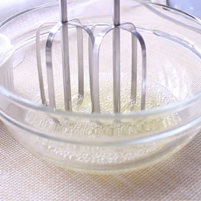 Bước 1 Đánh bông lòng trắng trứng Bánh quy dừa