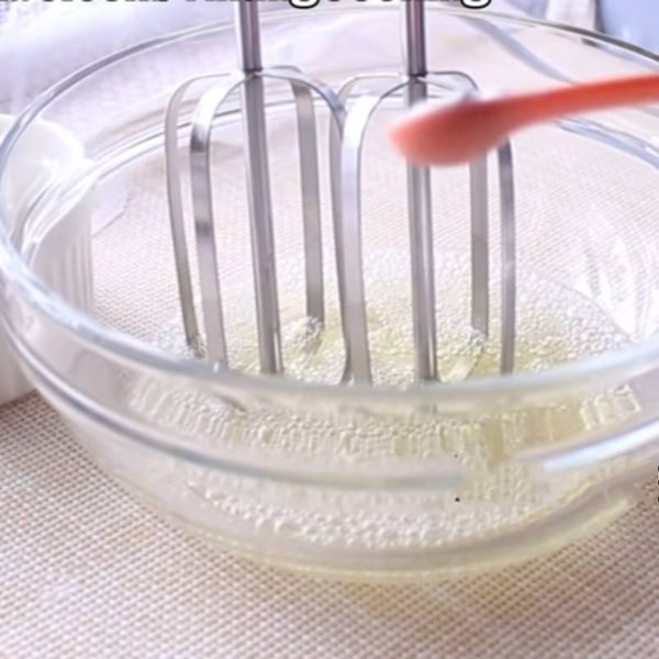 Bước 1 Đánh bông lòng trắng trứng Bánh quy dừa
