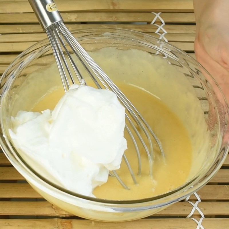 Bước 3 Đánh bông lòng trắng trứng và trộn với hỗn hợp bột chuối Bánh kem chuối