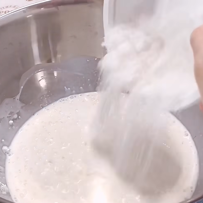 Bước 1 Đánh bông whipping cream với đường Kem tươi từ whipping cream