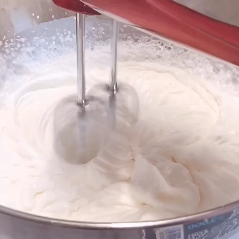 Bước 1 Đánh bông whipping cream với đường Kem tươi từ whipping cream