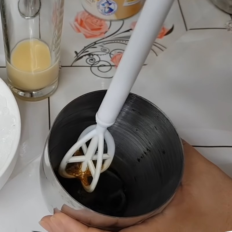 Bước 2 Đánh bọt cà phê Cà phê sữa đá