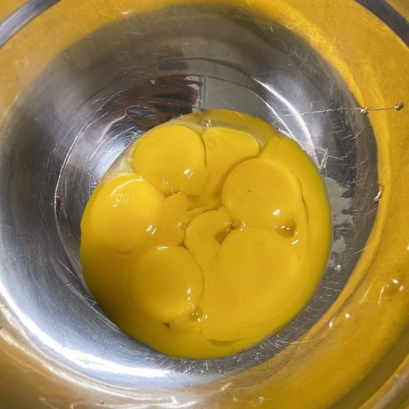 Bước 1 Đánh hỗn hợp lòng đỏ trứng Bánh bông lan bằng nồi cơm điện (công thức được chia sẻ từ người dùng)