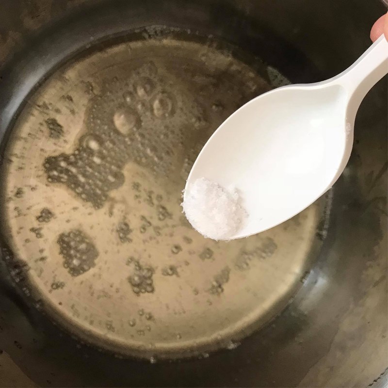 Bước 3 Đánh lòng trắng trứng Bánh bông lan chuối socola không cần lò nướng