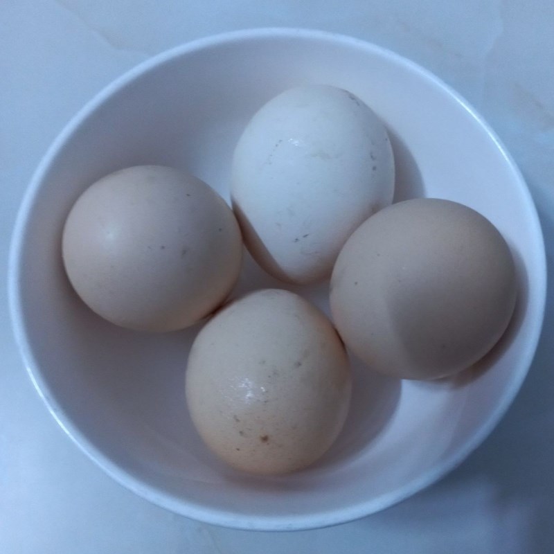 Bước 2 Đánh lòng trứng gà Trứng chiên lạp xưởng (công thức được chia sẻ từ người dùng)