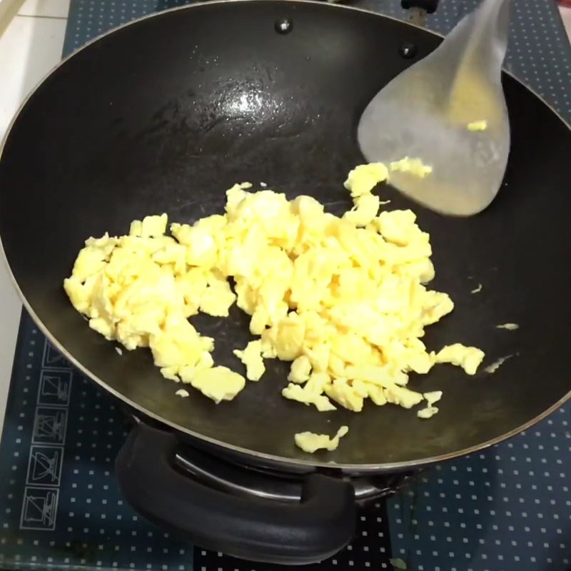 Bước 2 Đánh và chiên trứng gà Ngọn su su xào trứng