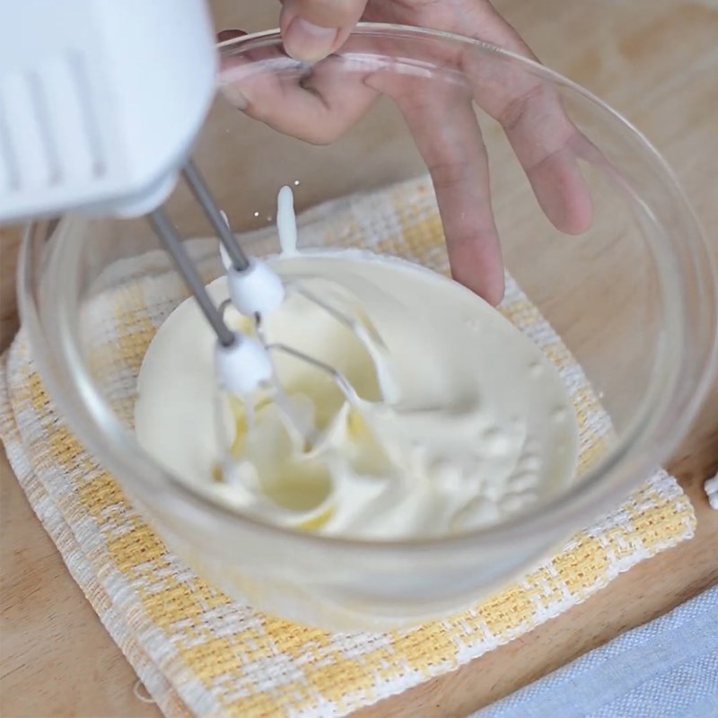 Bước 4 Đánh whipping cream Mousse trà xanh lơ rớt sữa chua