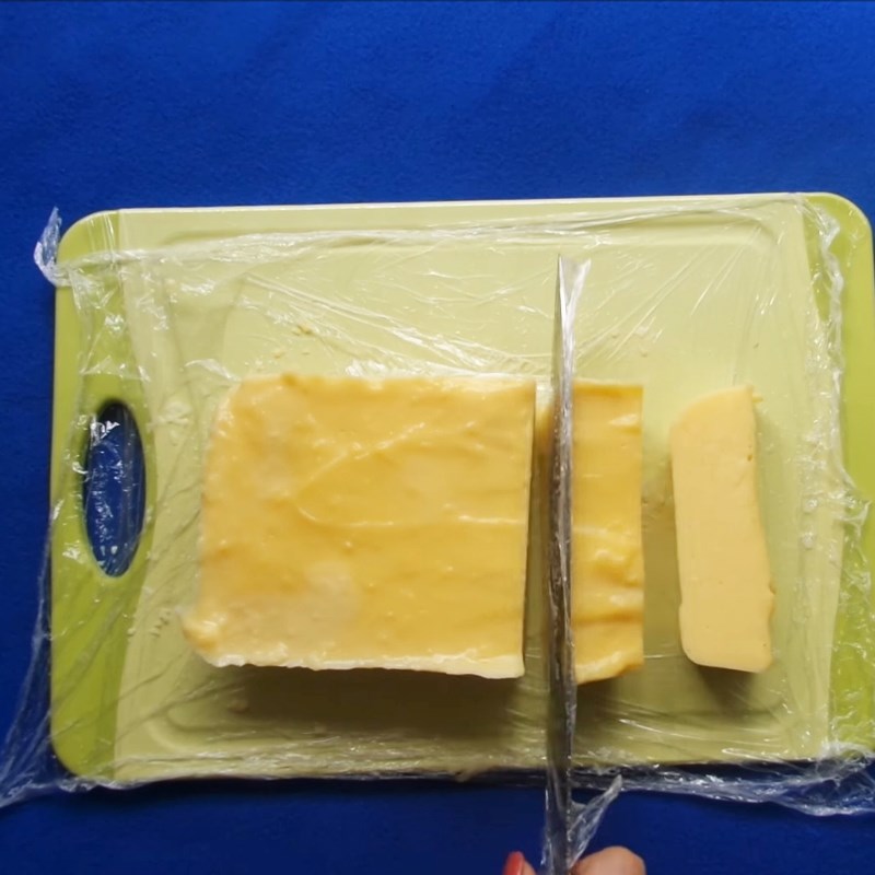 Bước 3 Đổ khuôn và cắt bánh Bánh bắp chiên xù