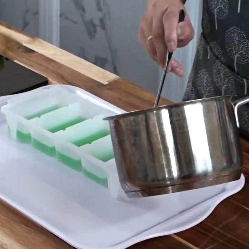 Bước 2 Đổ khuôn và làm đông thạch Trà sữa thạch bạc hà