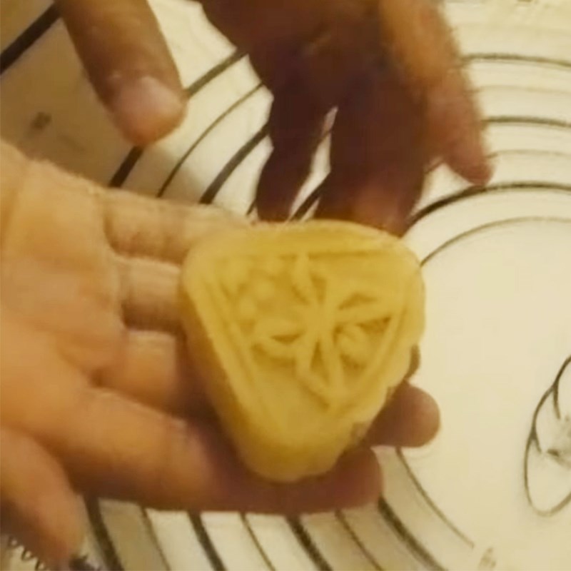 Bước 4 Đóng bánh Bánh Trung Thu cho người tiểu đường nhân đậu xanh sầu riêng