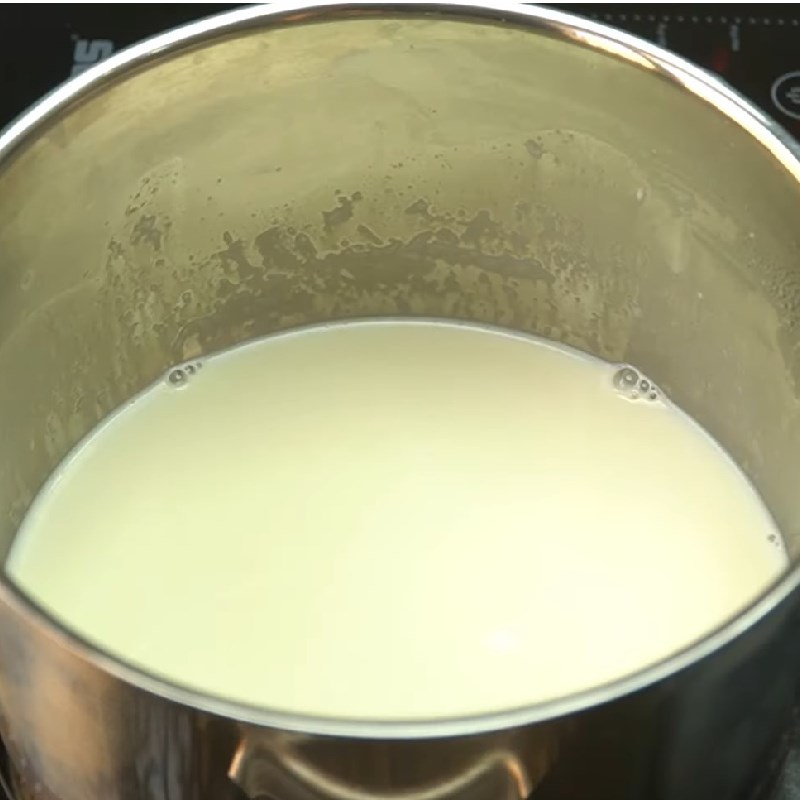 Bước 2 Đun hỗn hợp sữa và đổ khuôn lần 1 Panna cotta thạch xoài