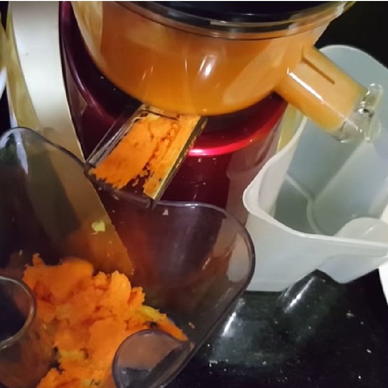 Bước 2 Ép nước cà rốt dứa Nước ép cà rốt dứa