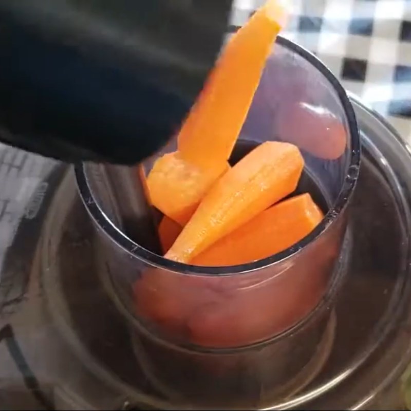 Bước 2 Ép nước củ cải cà rốt cần tây dưa leo Nước ép củ cải trắng cà rốt cần tây dưa leo