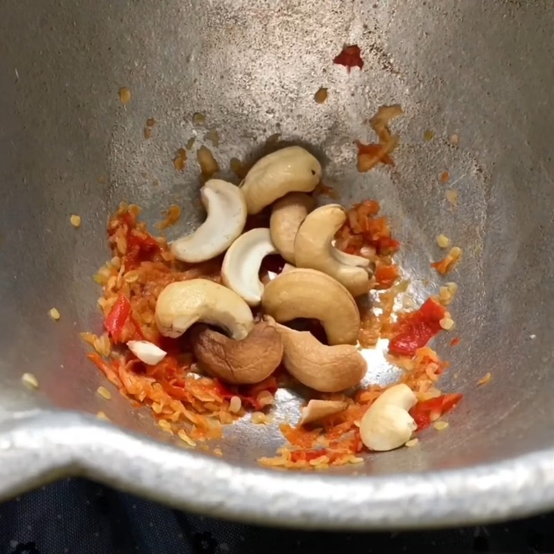 Bước 2 Giã hạt điều với tỏi và ớt Gỏi cà rốt