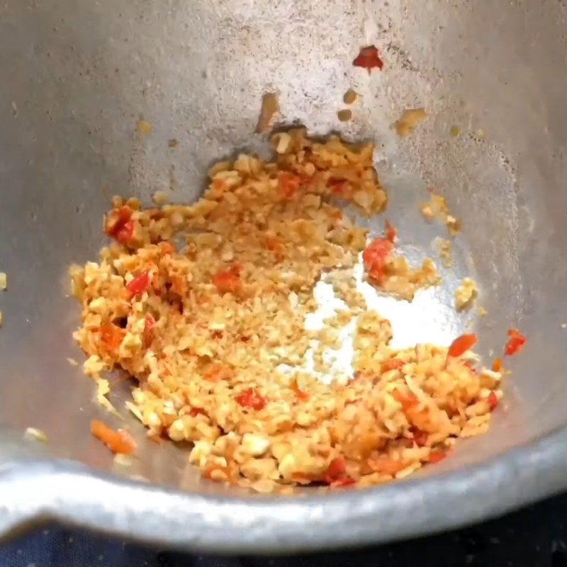 Bước 2 Giã hạt điều với tỏi và ớt Gỏi cà rốt