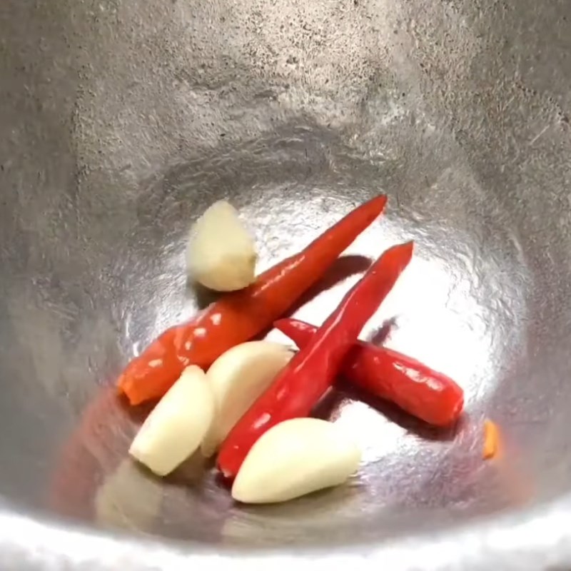 Bước 2 Giã hạt điều với tỏi và ớt Gỏi cà rốt