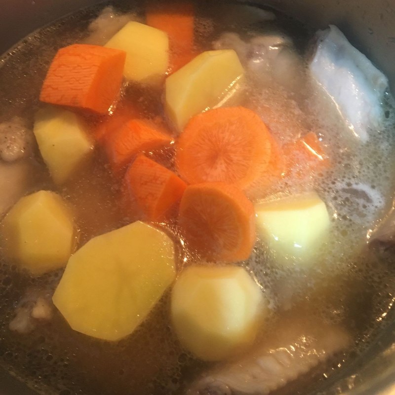 Bước 3 Nấu gà hầm khoai tây cà rốt Gà hầm khoai tây