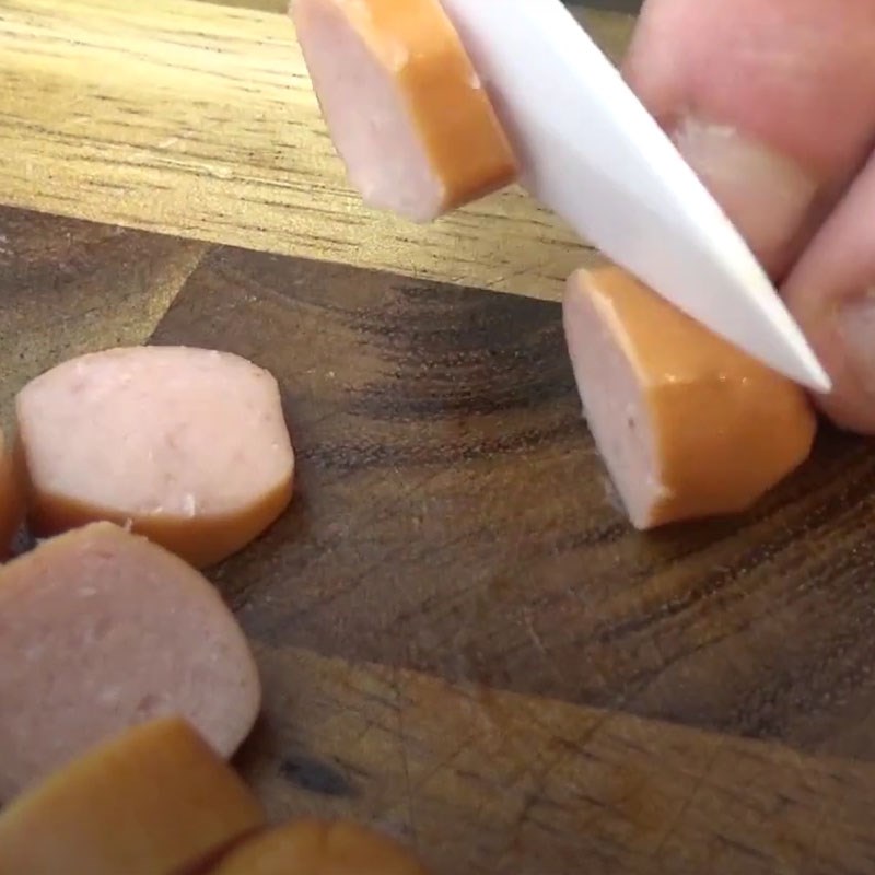 Bước 1 Sơ chế nguyên liệu Hamburger xúc xích