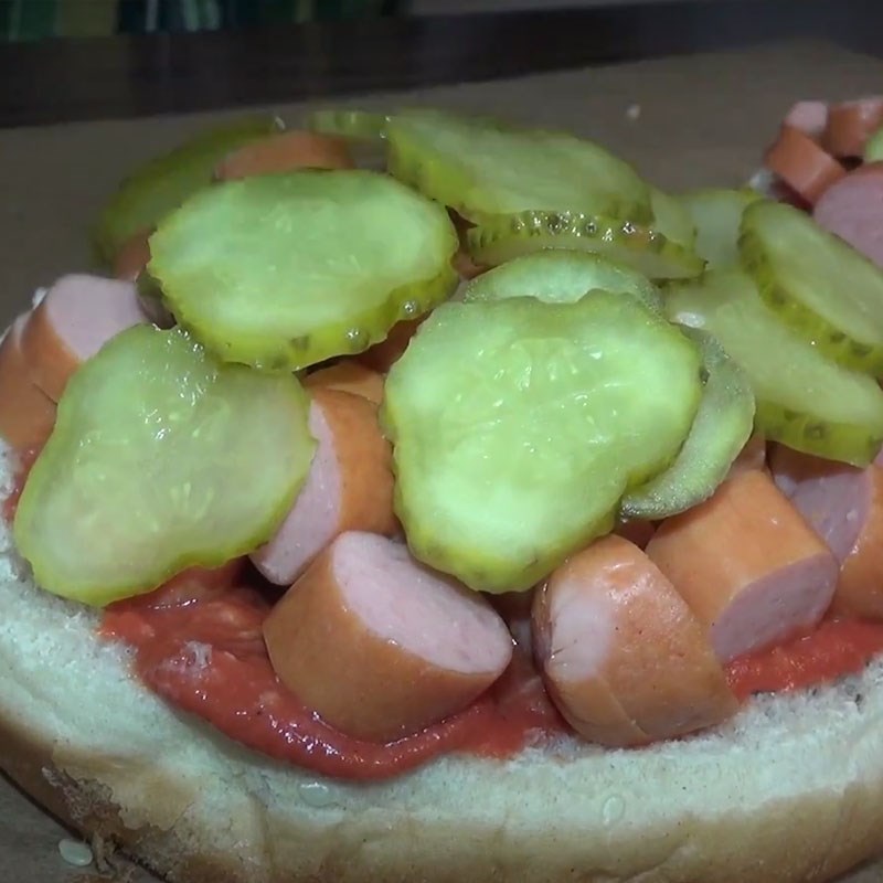 Bước 3 Xếp nhân bánh Hamburger xúc xích