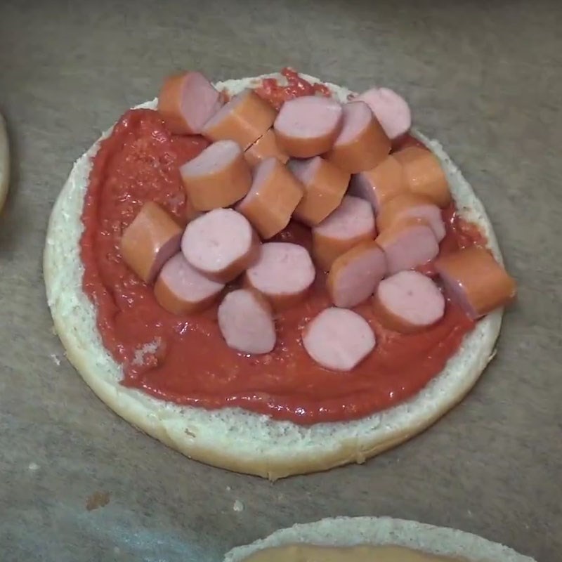 Bước 3 Xếp nhân bánh Hamburger xúc xích