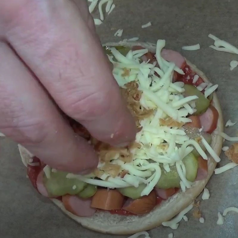 Bước 3 Xếp nhân bánh Hamburger xúc xích