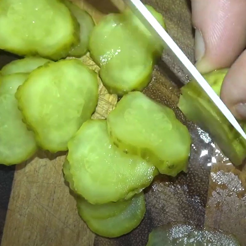 Bước 1 Sơ chế nguyên liệu Hamburger xúc xích